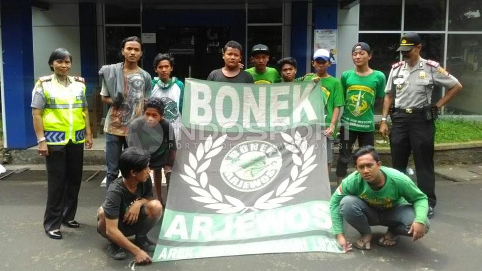 Ratusan Bonek Mulai Berdatangan Ke Bandung - INDOSPORT